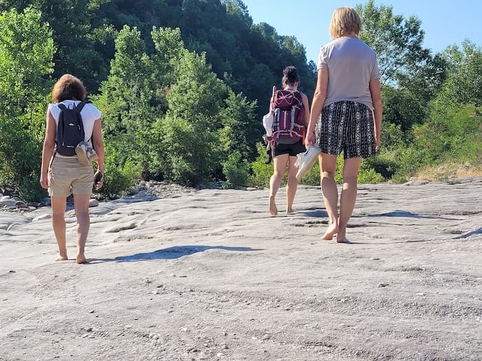bain de nature Ardèche marche pieds nus rivière